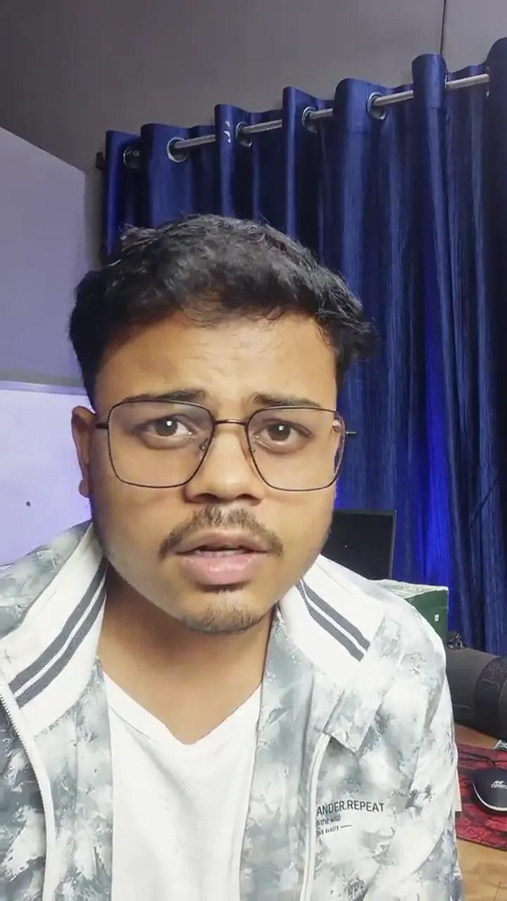 Office worker with a DiteUp Energy Bite pack at their desk